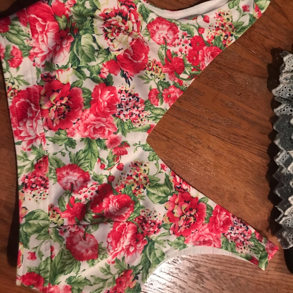 Cropped floral bralette/top